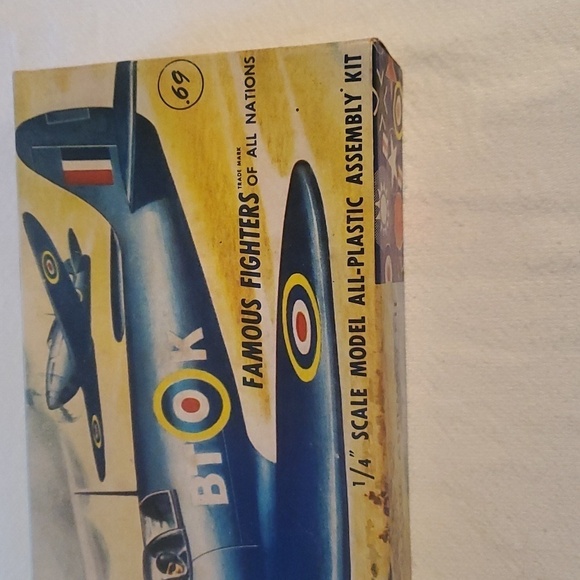 Aurora Vintage Famous British Spitfire #20A-69 1/4 Model Kit - Picture 2 of 10